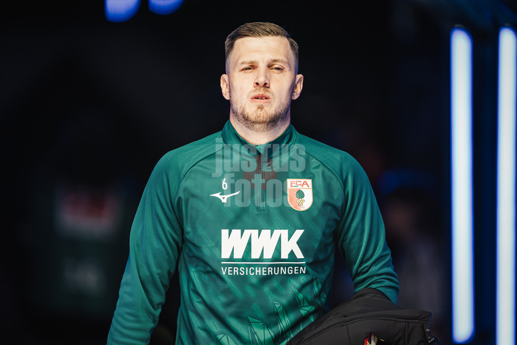 Fußball | Männer | Saison 2025/2026 | 1. Fußball-Bundesliga | 28. Spieltag | Hamburger SV vs. FC Augsburg | 04.04.2026 | Jeffrey Gouweleeuw (#6, FC Augsburg) läuft ins Stadion ein