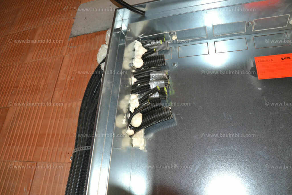 bib-lg17-elektroinstallation-0154 | Nach LV-Leistungsgruppen sortierte Detailfotos über den Bau eines Hauses. Alle Hausbau-Bilder direkt vom Urheber und Autor der Website Haus-Selber-Bauen.com