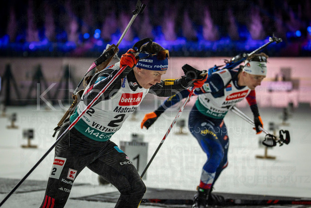 bett1.de WTC Biathlon auf Schalke, 28.12.2025 | Knapp am Schießstand zwischen Justus Strelow (Team Deutschland 1) und Fabien Claude (Team Frankreich) bei der World Team Challenge (bett1.de WTC Biathlon auf Schalke) am 28.12.2025 in der Veltins-Arena in Gelsenkirchen (Deutschland). 