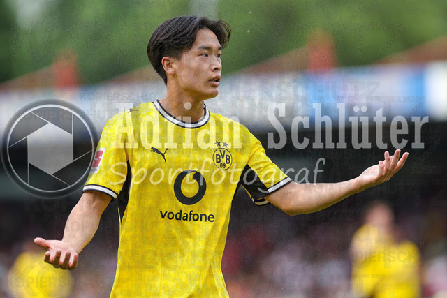 18.07.2026, GER, Fussball, Herren, Vorbereitungsspiel, Saison 2026/2027, Rot-Weiß Oberhausen - Borussia Dortmund | Takato Yamamoto (BVB) gestikuliert, Gestik und Mimik