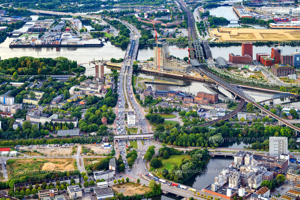Hamburg_Rothenburgsort_Billhorner_Brückenstrasse_Elbtower_ELS_5295200925 | HAMBURG 20.09.2025 Eisenbahn- Brückenbauwerk zur Streckenführung der Bahn- Gleise und Straßenkreuzung Billhorner Brückenstraße und Amsinckstraße in Hamburg, Deutschland. // Railway bridge building to route the train tracks and road junction Billhorner Brueckenstrasse and Amsinckstrasse in Hamburg, Germany. Foto: Martin Elsen