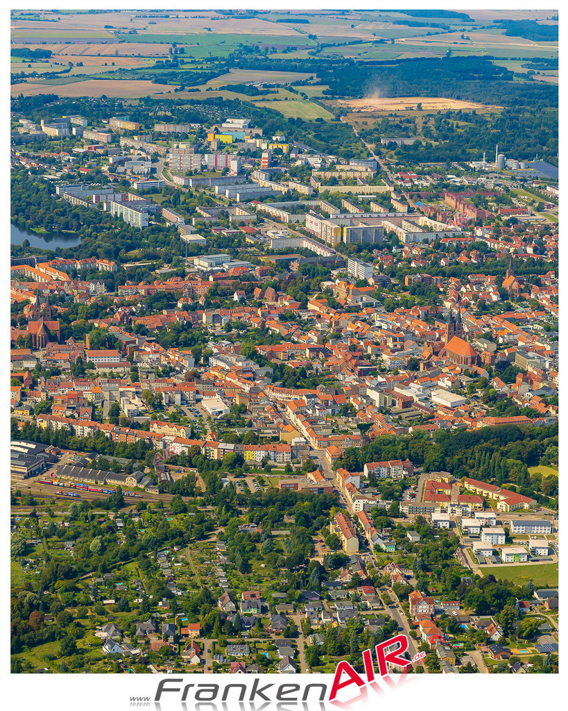 Luftaufnahme Altstadt historische Gebäude Stendal - Die Luftaufnahme wurde 2025 vom UL-Flugzeug heraus erstellt ( ohne Drohne ) - Hochauflösende Luftaufnahme - für professionelle Ausdrucke geeignet. Die Geschenkidee !Mit Lizenz und Bildrechte bestellbar