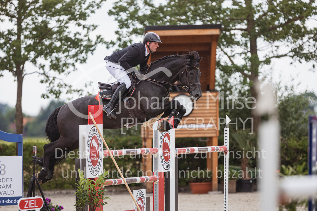 240614_Lemwerder_M2-Springen-415 | Deine schönsten Turniermomente als professionelle Fotos! Entdecke hochwertige Pferdesport-Fotografie im Online-Shop. Jetzt Fotos finden & bestellen!
