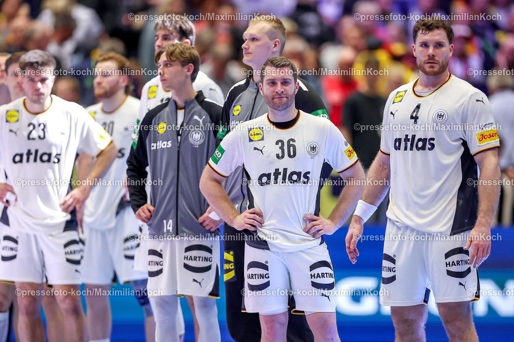 EHF17012602093 | 17.01.2026, Handball, Men's EHF EURO 2026, Deutschland - Serbien, Jyske Bank Boxen in Herning, Dänemark, Preliminary Round: Enttäuschte Gesichter nach der Niederlage von Deutschland gegen Serbien.  Renars Uscins (Germany #23)  Tom Kiesler (Germany #30)  Julian Köster (Germany #18)  Mathis Häseler (Germany #14)  David Späth (Germany #01)  Lukas Mertens (Germany #36)  Johannes Golla (Germany #04) 