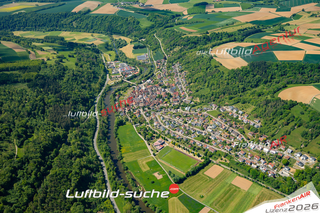 Klassische Luftaufnahme ohne Drohne zeigt:Sindringen bei Forchtenberg - Die Luftbildaufnahme wurde 2025 vom UL-Flugzeug heraus erstellt ( keine Drohne ) - Hochauflösende Luftaufnahme -Nicht vergleichbar mit Google Maps oder Satelittenbilder- Die Geschenkidee !Mit Lizenz und Bildrechte bestellbar
