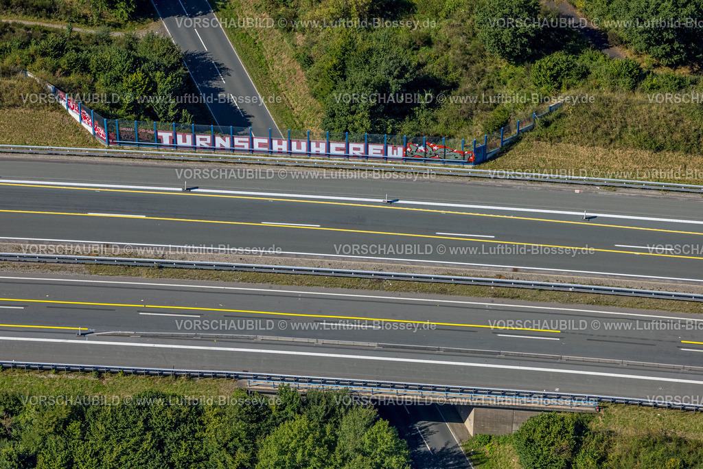 Wenden250812065 | Luftbild, Autobahn A 45 mit Brückengeländer Johannesstraße und Graffiti TURNSCHUHCREW, Ottfingen, Wenden, Sauerland, Nordrhein-Westfalen, Deutschland