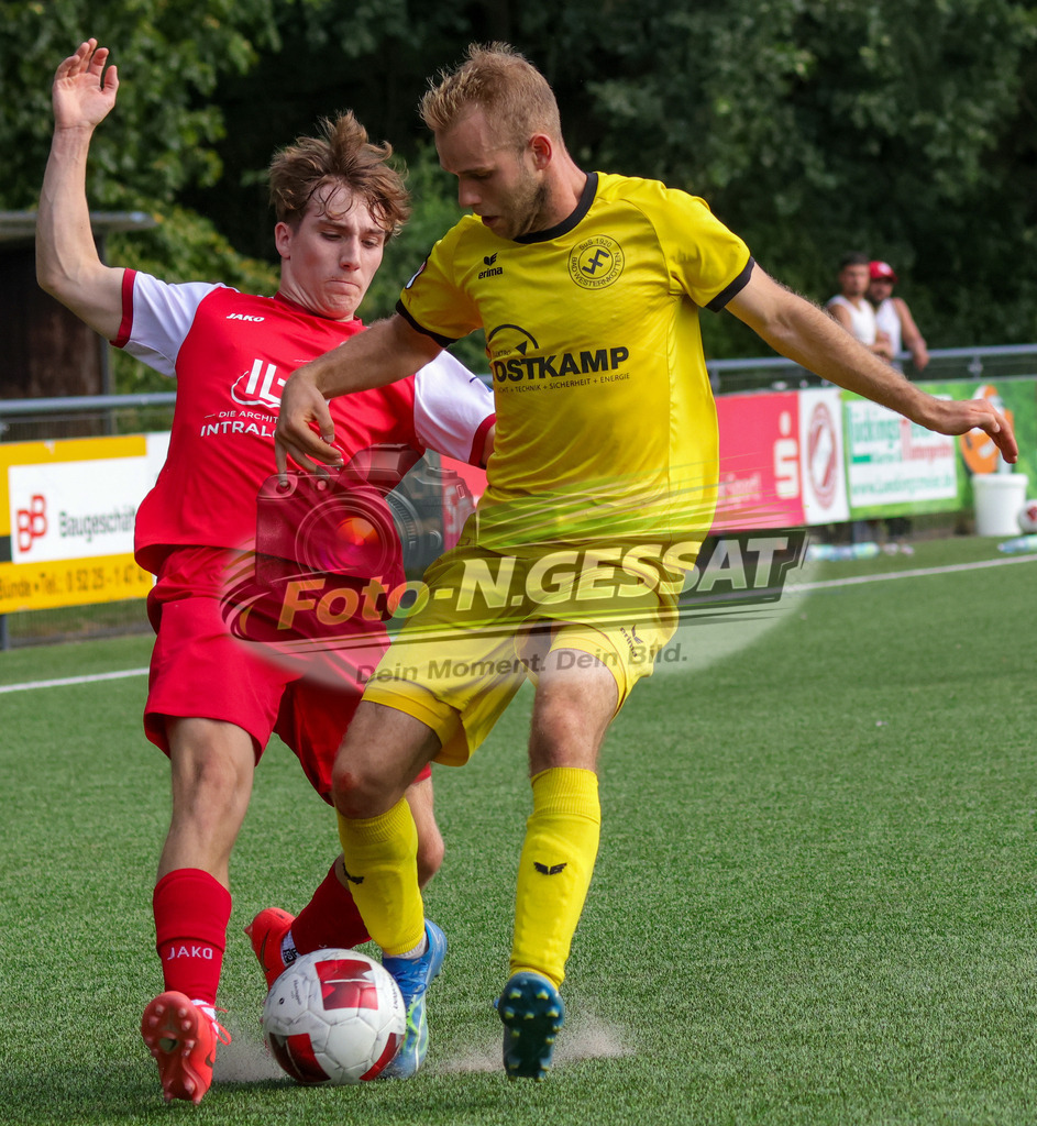FC RW Kirchlengern - SuS Bad Westernkotten | Auf dem Bild zu sehen: Rot FC RW Kirchlengern: Julian Zähler ; gelb SuS Bad Westernkotten: Jan PennerFC RW Kirchlengern, SuS Bad Westernkotten, Saison 26/27, Westfalenliga, Kirchlengern, Deutschland - Realisiert mit Pictrs.com