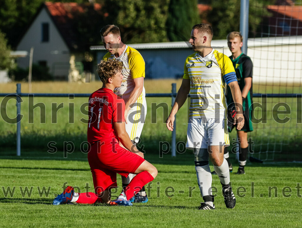 2023-08-18_125_SpVgg_Eichenkofen_gegen_FC_Langenpreising | Erding, Deutschland, 18.08.2023:
Fußball, A-Klasse 2023 / 2024, 3. Spieltag, SpVgg Eichenkofen gegen FC Langenpreising, Endergebnis: 0:2

Lorenz Daimer (SpVgg Eichenkofen, #11), Tobias Empl (SpVgg Langenpreising, #14), Martin Maier (SpVgg Langenpreising, #3)

Foto: Christian Riedel / fotografie-riedel.net