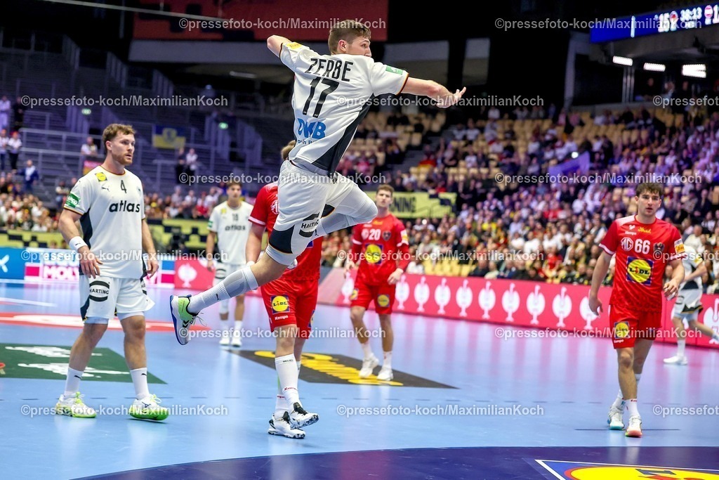EHF15012602086 | 15.01.2026, Handball, Men's EHF EURO 2026, Deutschland - Östereich, Jyske Bank Boxen in Herning, Dänemark, Preliminary Round:  Lukas Zerbe (Germany #17) wirft auf das Tor von  Constantin Möstl (Austria #98)  