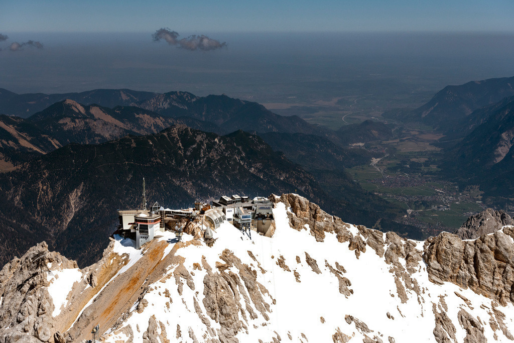 dr__0052828.jpg | GARMISCH-PARTENKIRCHEN 23.04.2020 Bergstation der Seilbahn auf dem Gipfel der Zugspitze bei Garmisch-Partenkirchen im Bundesland Bayern. Weiterführende Informationen bei: Bayerische Zugspitzbahn Bergbahn AG,  Garaventa AG / Doppelmayr. // Station of the new cable car to the summit of the Zugspitze near Garmisch-Partenkirchen in the state Bavaria, Germany. Further information at: Bayerische Zugspitzbahn Bergbahn AG,  Garaventa AG / Doppelmayr. Foto: Daniel Reiter