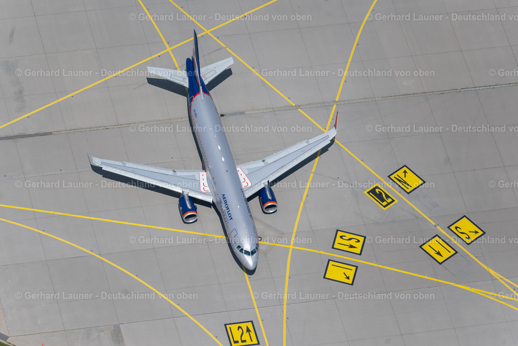 4046361 | FILDERSTADT 19.07.2021 Passagierflugzeug Airbus A320-200 der russischen Fluggesellschaft AEROFLOT mit der Kennung VQ-BSU beim Rollen auf dem Rollfeld und Vorfeld des Flughafen in Filderstadt im Bundesland Baden-Württemberg, Deutschland. Weiterführende Informationen bei: Aeroflot - Russian Airlines,  Flughafen Stuttgart GmbH. // Passenger aircraft Airbus A320-200 of the Russian airline AEROFLOT with the registration VQ-BSU taxiing on the tarmac and apron of the airport in Filderstadt in the state Baden-Wuerttemberg, Germany. Further information at: Aeroflot - Russian Airlines,  Flughafen Stuttgart GmbH. Foto: Gerhard Launer