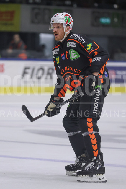 Moser Medical Graz 99ers vs EC iDM Wärmepumpen VSV – Ice Hockey    | Graz, Austria, 27.FEB.26 - ICE HOCKEY - ICE Hockey League, Graz 99ers vs Villacher SV. The image shows Korbinian Holzer (99ers).     