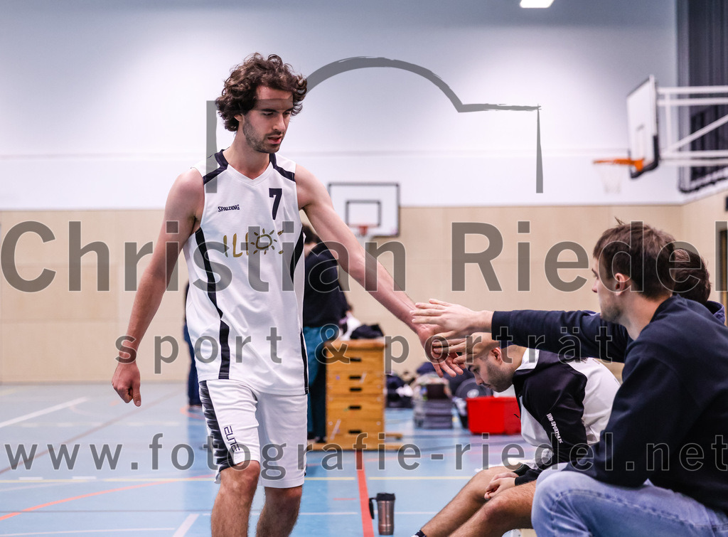 2022-12-03_099_TSV_Vaterstetten_gegen_TG_Landshut | Vaterstetten, Deutschland, 03.12.2022:
Basketball, Bayernliga Herren Südost 2022 / 2023, 7. Spieltag, TSV Vaterstetten gegen TG Landshut, Endergebnis: 71:78

Luca Maurice Kohll (TSV Vaterstetten, #7)

Foto: Christian Riedel / fotografie-riedel.net