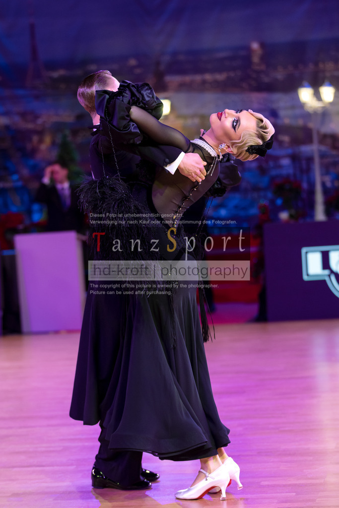 20241215_WDSF_Int_Open_Std-Riga-8656 | Tanzsportbilder, Standardtanz, Lateintanz, WDSF, DTV, LTVB, dancecomp, goc, hessen tanzt, blaues band der spree, walzer, tango, wiener walzer, slowfox, quickstepp, samba, rumba, cha-cha-cha, paso doble. jive, hd-kroft photography, turniertanzsport