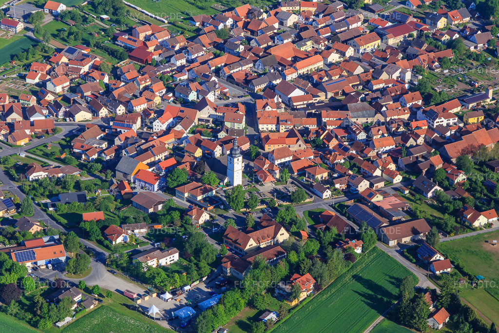 Luftbild: Dorfansicht aus Osten mit Kirche St. Margareta in Großbardorf im Bundesland Bayern in Deutschland. – Foto: IMG_100022.jpg vom 26.05.2017 durch Werner Riehm/FLY-FOTO.de – Auflösung des Originals: 5472 x 3648 px – PG Westliches Grabfeld