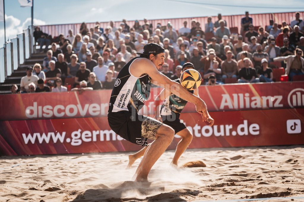 Beachvolleyball | Männer | Allianz German Beach Tour 2025 | Tourstop Düsseldorf | 09.05.2025 | Jannik Kühlborn nimmt den Ball an