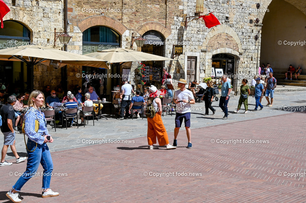 Italien_ Toskana_ San Gimignano_ 31.05.2024-131 | 31.05.2024, Italien, ITA, Toskana, San Gimignano im Bild Stadtansichten Gebäude, Architektur, Touristen, Historisch, Souvenir, Ansichten der berühmten Stadt San Gimignano in der Toskana-Italien - View of the famous town San Gimignano in Tuscany-ItalySan Gimignano ist eine italienische Kleinstadt in der Toskana mit einem mittelalterlichen Stadtkern. San Gimignano wird auch die Stadt der Türme genannt. Die Stadt liegt in der Provinz Siena. Sie gehört neben Florenz, Siena und Pisa zu den von Touristen meist besuchten Zielen in der Toskana.