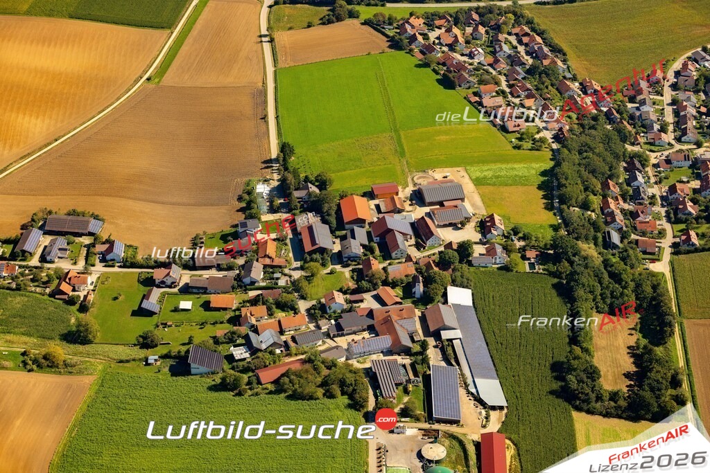 Das Luftbild zeigt : Moosberg Weng - Die Luftaufnahme wurde 2023 vom UL-Flugzeug aus erstellt ( keine Drohne ) - Hochauflösende Luftaufnahme - Für grossformatige Ausdrucke geeignet. Die Geschenkidee !Mit Lizenz und Bildrechte bestellbar