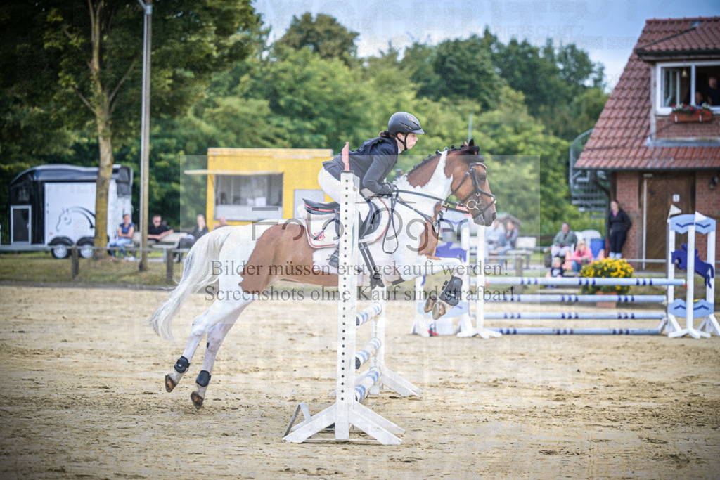 DOS_3217 | Entdecke hochwertige Reitturnierfotos von Foto Oger. Professionell, emotional und authentisch – jetzt Lieblingsmomente im Shop bestellen.Deutschlandweite Turnierfotografie. - Realisiert mit Pictrs.com