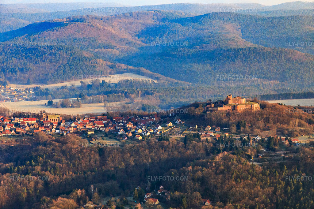 Aerial view: Castle ruins of the Château de Lichtenberg in the Northern Vosges in Lichtenberg in the state Bas-Rhin, France. – Photo: IMG_105273.jpg taken on 03/25/2018 by Werner Riehm/FLY-FOTO.com – Resolution of the original: 5472 x 3648 px