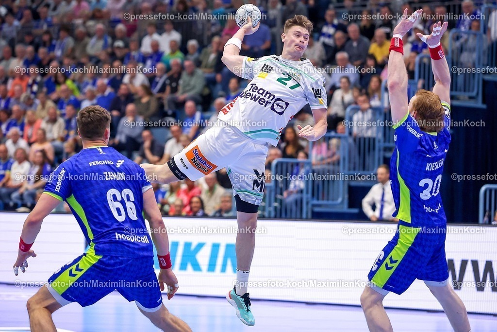 Gum30042601054 | 30.04.2026, Handball, 1. HBL, VfL Gummersbach - Frisch Auf! Göppingen, Saison 2025 / 2026 Herren, Schwalbe-Arena: Oskar Sunnefeldt (Frisch Auf Göppingen #27) wirft den Ball auf das Tor gegen Stepan Zeman (VfL Gummersbach #66) Tom Kiesler (VfL Gummersbach #30) 