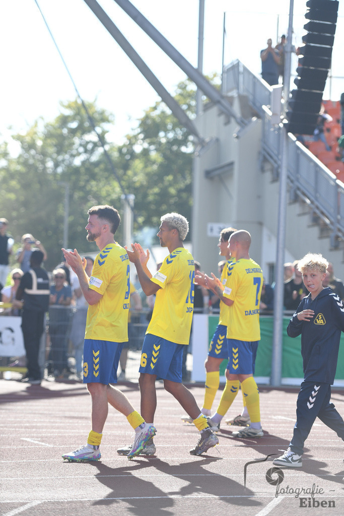 SV Atlas-Delmenhorst-Borussia Mönchengladbach | DFB-Pokal 1. Runde;SV Atlas Delmenhorst (gelb)-Borussia Mönchengladbach (schwarz) am 17.08.2025 in Oldenburg (Marschweg-Stadion), Photo: Philip Eiben 2025 - Realisiert mit Pictrs.com