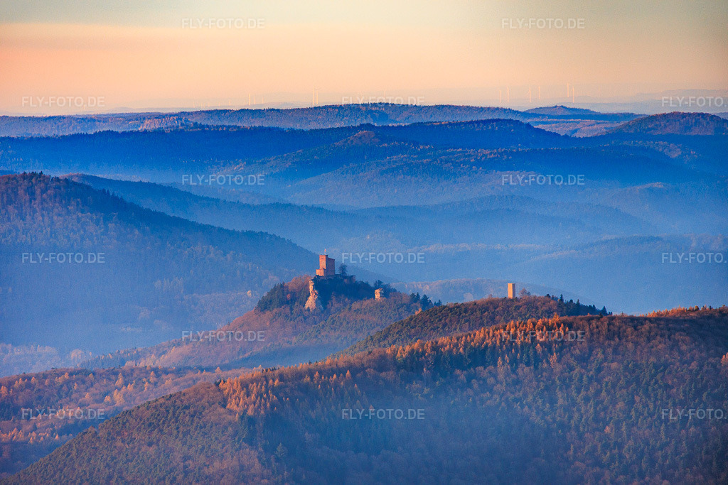 Luftbild: Burg Trifels am Abend - im Vordergrund die Burgruinen Anebos und Münz in Klingenmünster im Bundesland Rheinland-Pfalz in Deutschland. Foto: IMG_151965.jpg vom 22.11.2025 durch Werner Riehm/FLY-FOTO.de