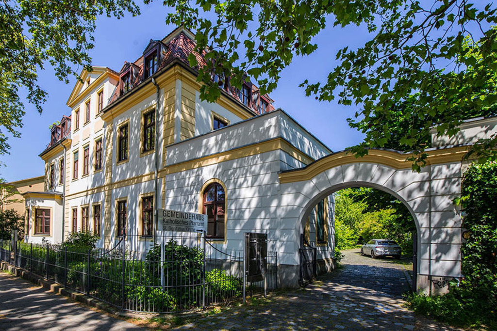 Connewitz - Gemeindehaus (Prinz-Eugen-Straße 21-25 | Entdecke über 20 Kategorien Leipzig-Motive: Foto-Downloads, hochwertige Poster, Leinwand- & Fine-Art-Prints. Jetzt Lieblingsfoto im Bildlexikon Leipzig Shop bestellen!