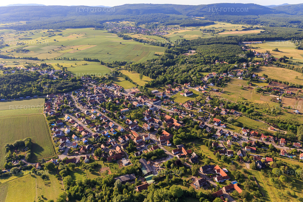 Aerial view: View of the town from the southeast in Merkwiller-Pechelbronn in the state Bas-Rhin, France. – Photo: IMG_100790.jpg taken on 06/08/2017 by Werner Riehm/FLY-FOTO.com – Resolution of the original: 5248 x 3498 px