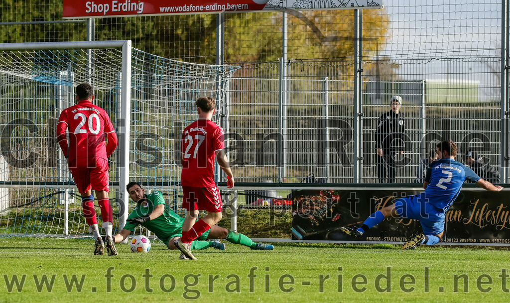 2023-11-04_087_FC_Langengeisling_gegen_VfL_Waldkraiburg | Erding, Deutschland, 04.11.2023:
Fußball, Bezirksliga Oberbayern Ost 2023 / 2024, 16. Spieltag, FC Langengeisling gegen VfL Waldkraiburg, Endergebnis: 2:0

Luciano Liquiliqui (VfL Waldkraiburg, #20), Torwart Bekir Karatepe (VfL Waldkraiburg, #42), Valmir Bakiji (VfL Waldkraiburg, #27), Lucas Seeholzer (FC Langengeisling, #2)
Foto: Christian Riedel / fotografie-riedel.net