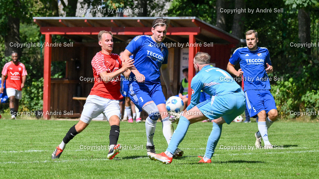 SSG Rot-Schwarz Kiel vs SpVg Eidertal Molfsee | Rasmus Backhaus (Kiel #10) vs Tom Bräsch (Molfsee #3) &amp; Fynn Mohr (Molfsee #1)p / Fußball-Landesliga Schleswig Männer 2026/2027 / SSG Rot-Schwarz Kiel vs SpVg Eidertal Molfsee / Sportplatz Meimersdorf / Kiel / 09.08.26 - Realisiert mit Pictrs.com