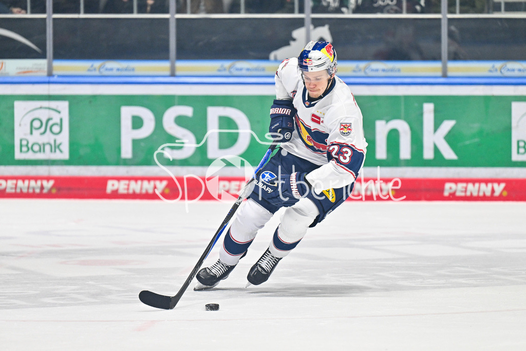 Augsburger Panther - EHC RB München | AUGSBURG, DEUTSCHLAND - 27. FEBRUAR: am Puck Alberts SMITS (EHC München 23) während dem Match zwischen den Augsburger Panthern und dem EHC RB München am 46. Spieltag der Penny DEL im Curt Frenzel Stadion