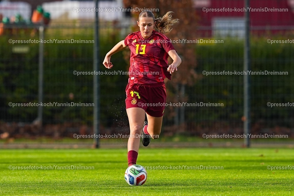 xYDRx29112501062 | 29.11.2025, xydrx, Fußball, Länderspiel, EM-Qualifikation U19-Frauen, Deutschland - Färöer, Sportschule Wedau: Svenja Voehringer (GER 13)DFB regulations prohibit any use of photographs as image sequences and or quasi-video.Photo: xYannisxDreimannxPressefotokochx