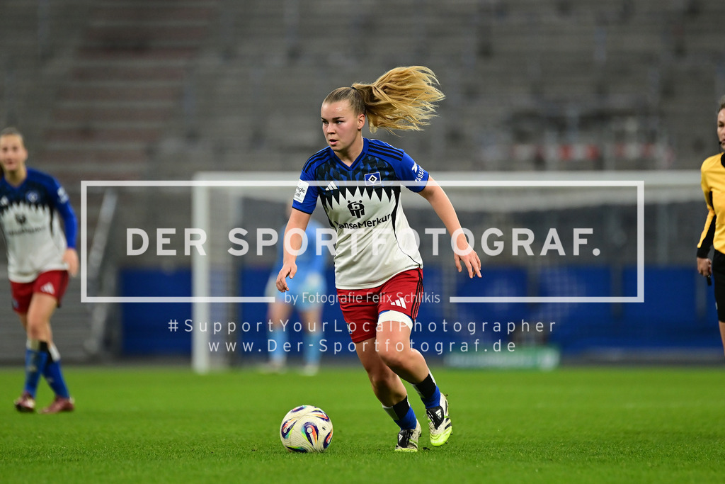 Fußball I Frauen I Saison 2025-2026 I Bundesliga I 10. Spieltag I Hamburger SV - 1. FC Nürnberg I 48370 | Einzelfoto, Freisteller, Einzelbild, Cut-out, isoliertes Motiv, Sportaufnahme, Nahaufnahme, freigestellt, freigestellte Aufnahme, Aufnahme, Einzeln: Svea Stoldt (8, Hamburger SV) - Realisiert mit Pictrs.com