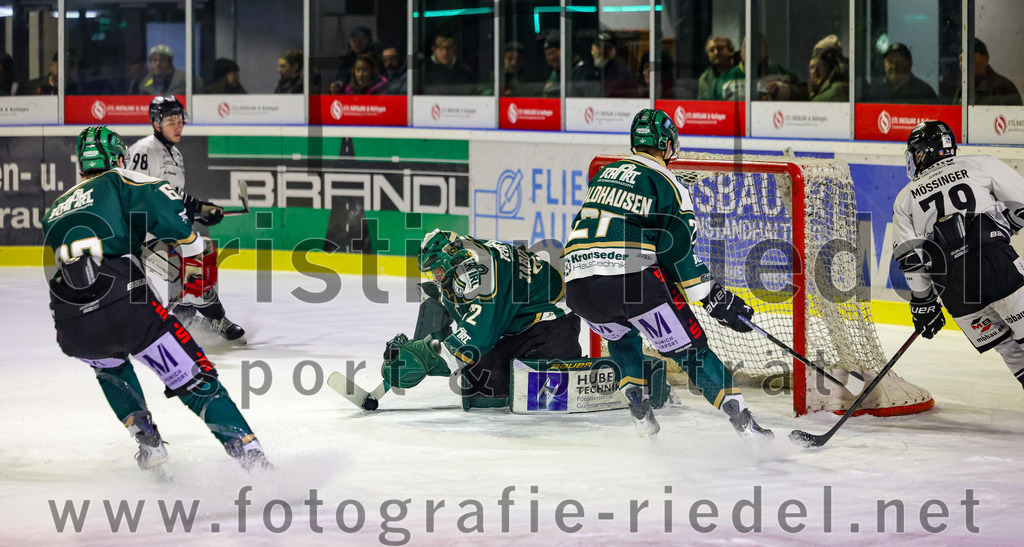 2026-01-30_050_TSV_Erding_gegen_EHF_Passau_Black_Hawks | Erding, Deutschland, 30.01.2026:Eishockey, Oberliga Süd 2025 / 2026, 42. Spieltag, TSV Erding gegen EHF Passau Black Hawks, Endergebnis: 2:6Torwart David Zabolotny (Erding Gladiators, #72), Mark Waldhausen (Erding Gladiators, #27), Leo Mössinger (EHF Passau Black Hawks, #79)Foto: Christian Riedel / fotografie-riedel.net