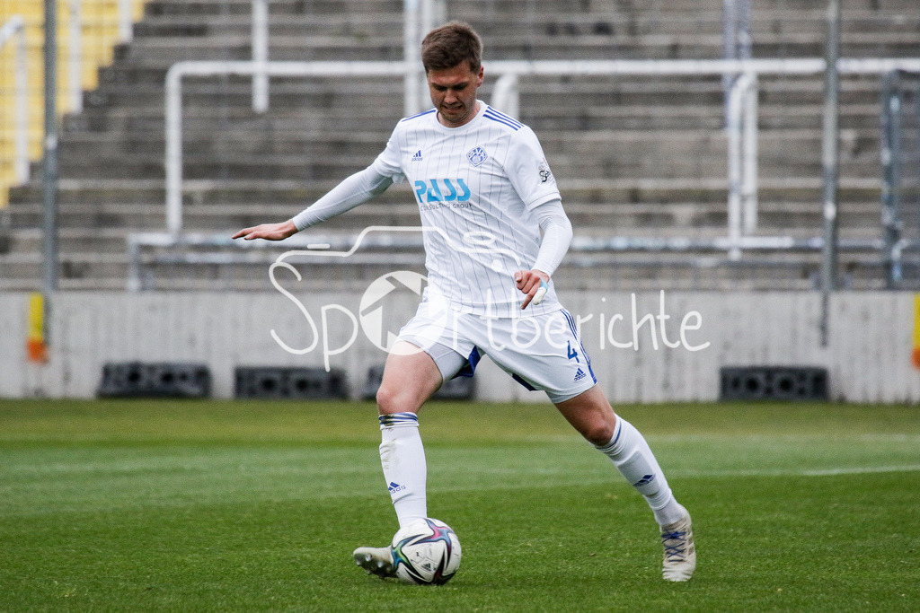 Türkgücü München - SV Viktoria Aschaffenburg | Luca DAEHN (SVVA #4) am Ball / Freisteller / Einzelfoto