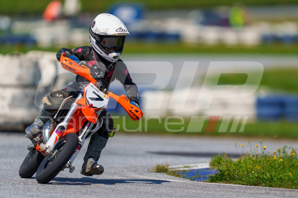 G-Cup + Supermoto Staatsmeisterschaft + Hungarian Supermoto Championship | GRIPcapture steht für authentische Sportfotografie in Österreich – für Momente, die mehr sind als Geschwindigkeit oder Ergebnis. Es geht um Emotion, Spannung, Fokus und den Augenblick, der oft nur einen Wimpernschlag dauert.Ob Motorsport, Teamsport oder 