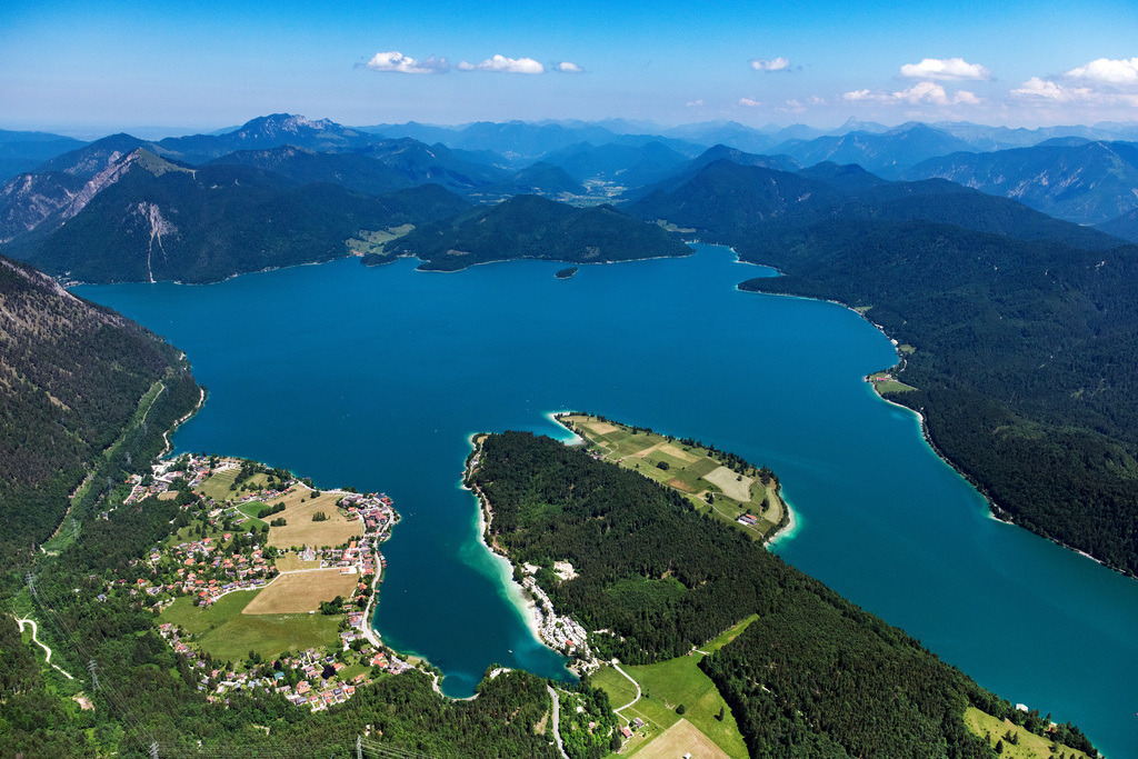 dr__0100426.jpg | WALCHENSEE 13.06.2023 Dorfkern an den See- Uferbereichen des Walchensee sowie der Campingplatz Walchensee in Walchensee im Bundesland Bayern, Deutschland. 