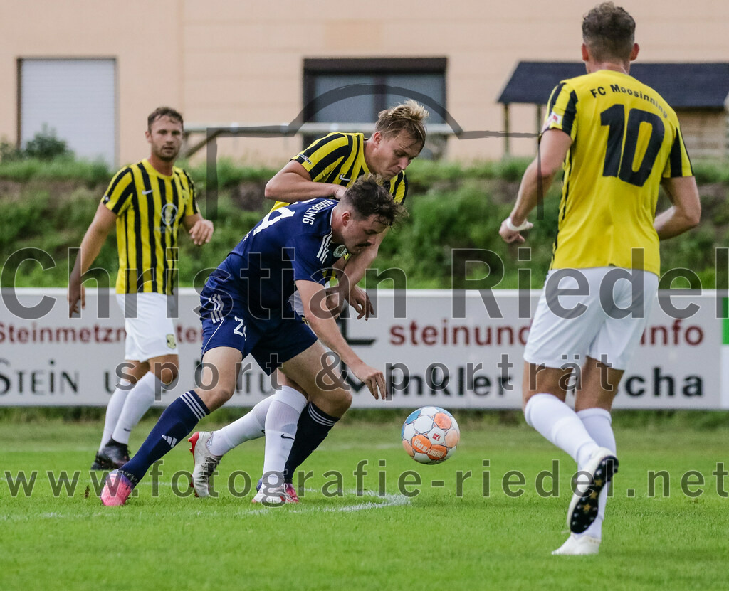 2023-07-29_059_FC_Moosinning_gegen_TuS_Raubling | Moosinning, Deutschland, 29.07.2023:
Fußball, Bezirksliga Oberbayern Ost 2023 / 2024, 1. Spieltag, FC Moosinning gegen TuS Raubling, Endergebnis: 0:7

Quirin Wolfrum (TuS Raubling, #24), Stefan Haas (FC Moosinning, #8), Florian Jakob (FC Moosinning, #10)

Foto: Christian Riedel / fotografie-riedel.net