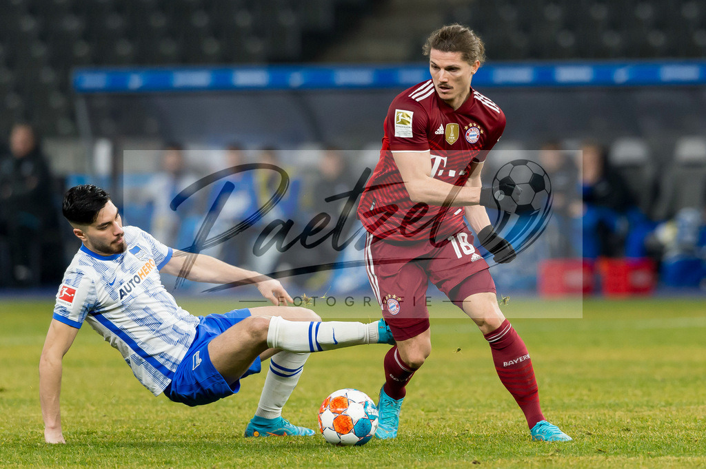 BSCFCB20220123_126 | Fussball, Herren: Suat Serdar (Hertha BSC) und Marcel Sabitzer (FC Bayern Muenchen) im Zweikampf bei dem Spiel der 1. Bundesliga zwischen Hertha BSC und FC Bayern Muenchen im Olypiastadion am 23.01.2022 in Berlin, Deutschland.DFB / DFL REGULATIONS PROHIBIT ANY USE OF PHOTOGRAPHS AS IMAGE SEQUENCES AND/OR QUASI-VIDEO. - Realisiert mit Pictrs.com