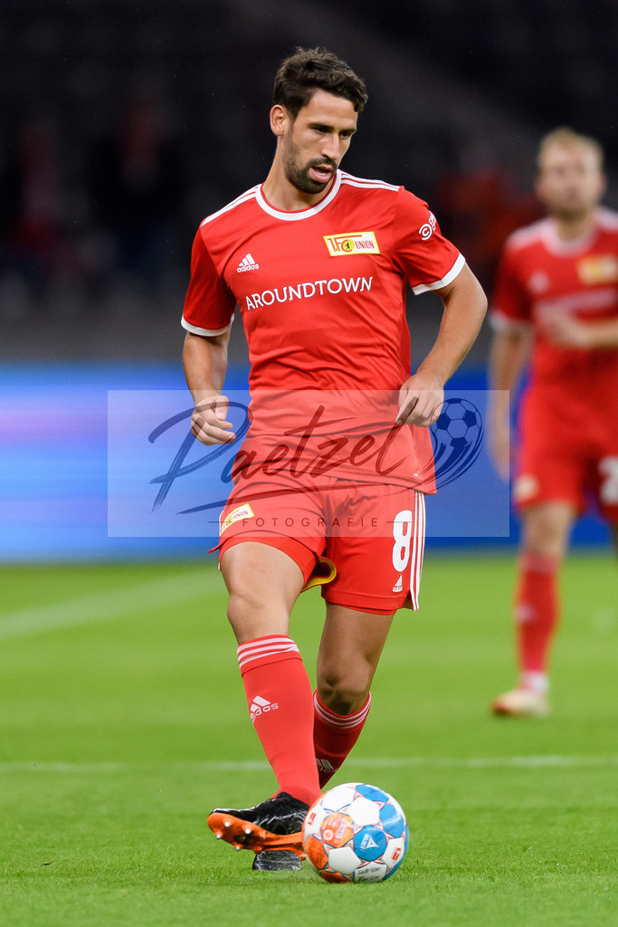 FCUKUO20210826_088 | Fussball, Herren: Rani Khedira (1.FC Union Berlin) in Aktion, am Ball, Einzelaktion beim Spiel der UEFA Conference League zwischen 1. FC Union Berlin und Kuopion PS im Olympiastadion am 26.08.2021 in Berlin, Deutschland. - Realisiert mit Pictrs.com