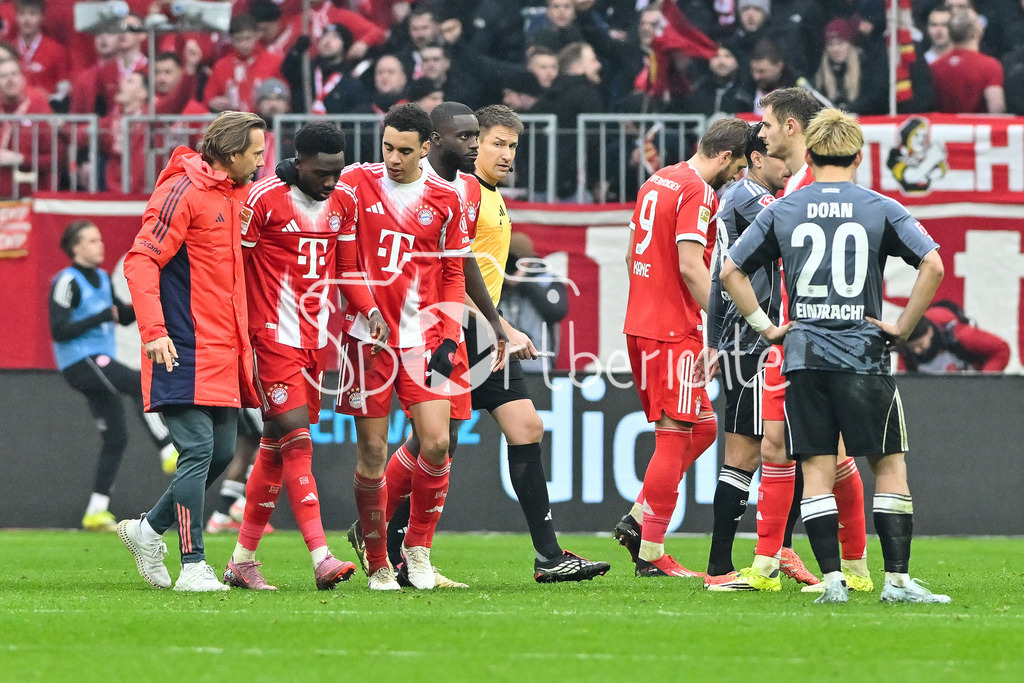 FC Bayern München - Eintracht Frankfurt | MUNICH, GERMANY - 21. FEBRUARY: der verletzte Alphonso DAVIES (FC Bayern Munich 19) muss ausgewechselt werden / Traurig während dem Bundesligamatch zwischen dem FC Bayern München und der SG Eintracht Frankfurt am 23. Spieltag in der Allianz Arena / DFL REGULATIONS PROHIBIT ANY USE OF PHOTOGRAPHS AS IMAGE SEQUENCES AND/OR QUASI-VIDEO