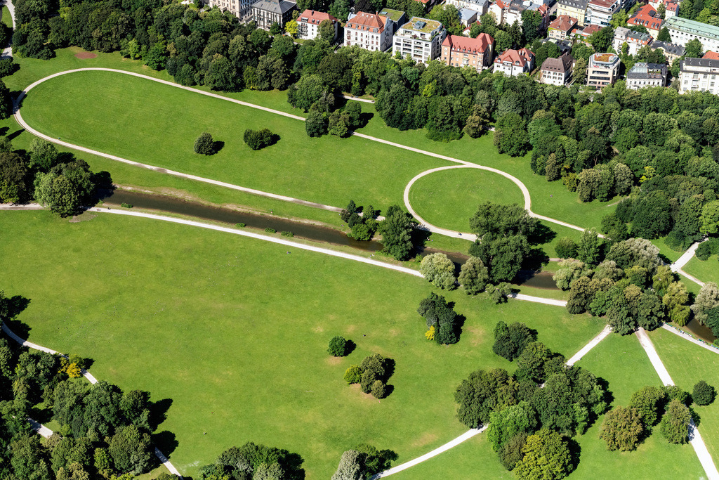 dr__0056665.jpg | MüNCHEN 13.07.2020 Erholungspark Englischer Garten mit Schwabinger Bach in München im Bundesland Bayern. Die besonders im Hochsommer von Sonnenbadenden als Liegeflächen besuchten Wiesen- und Freiflächen der Parkanlage werden von der Bayerischen Verwaltung der staatlichen Schlösser, Gärten und Seen unterhalten. // Englischer Garten in Munich in the state Bavaria, Germany. Foto: Daniel Reiter