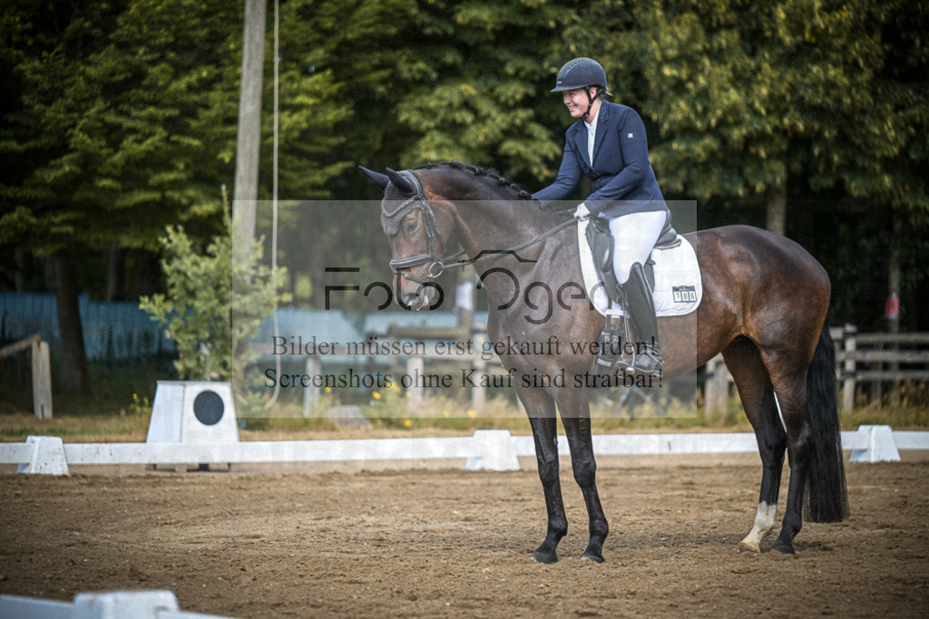 DOS_4411 | Entdecke hochwertige Reitturnierfotos von Foto Oger. Professionell, emotional und authentisch – jetzt Lieblingsmomente im Shop bestellen.Deutschlandweite Turnierfotografie. - Realisiert mit Pictrs.com