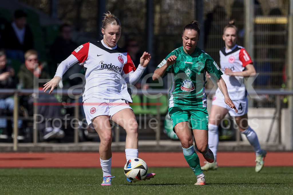 Fussball, Google Pixel Frauen-Bundesliga, SV Werder Bremen - Eintracht Frankfurt | v.li.: Jella Veit (Eintracht Frankfurt, 25) und Maja Sternad (SV Werder Bremen, 11) im Zweikampf, Duell, Dynamik, Aktion, Action, Spielszene, DIE DFB-RICHTLINIEN UNTERSAGEN JEGLICHE NUTZUNG VON FOTOS ALS SEQUENZBILDER UND/ODER VIDEOÄHNLICHE FOTOSTRECKEN. DFB REGULATIONS PROHIBIT ANY USE OF PHOTOGRAPHS AS IMAGE SEQUENCES AND/OR QUASI-VIDEO.