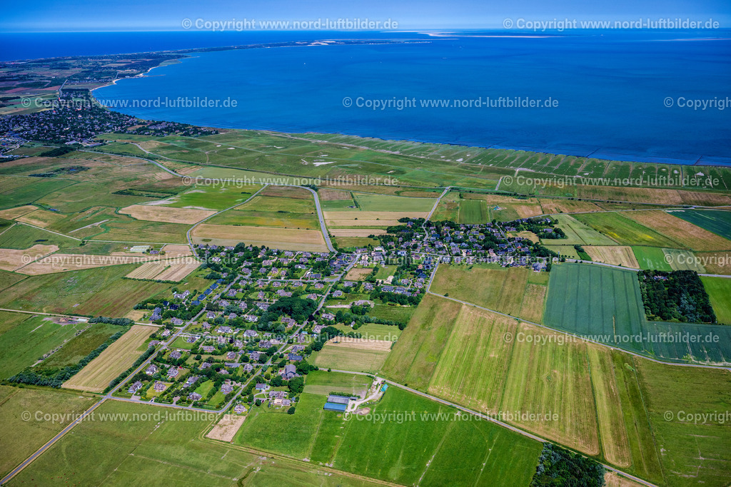 Sylt_Archsum_ELS_4147210625 | ARCHSUM 21.06.2025 Ortsansicht der Straßen und Häuser der Wohngebiete in Archsum auf der Insel Sylt im Bundesland Schleswig-Holstein, Deutschland. // Town View of the streets and houses of the residential areas in Archsum at the island Sylt in the state Schleswig-Holstein, Germany. Foto: Martin Elsen