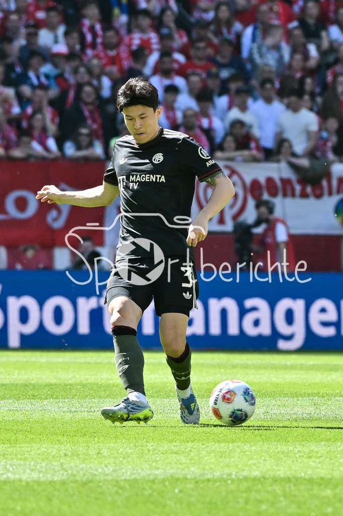1. FSV Mainz 05 - FC Bayern München | MAINZ, GERMANY - 25. APRIL: am Ball Minjae KIM (FC Bayern Munich 3) / Einzelfoto / Freisteller während dem Bundesligamatch zwischen dem 1. FSV Mainz 05 und dem FC Bayern München am 31. Spieltag in der MEWA Arena / DFL REGULATIONS PROHIBIT ANY USE OF PHOTOGRAPHS AS IMAGE SEQUENCES AND/OR QUASI-VIDEO
