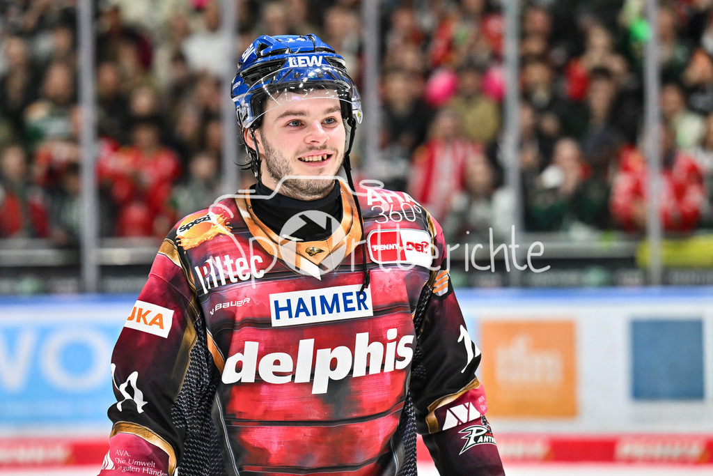 Augsburger Panther - Dresdner Eislöwen | AUGSBURG, DEUTSCHLAND - 06. MÄRZ: die Spieler der Panther feiern zusammen mit den Fans den Heimsieg gegen Dresden nach dem Match zwischen den Augsburger Panthern und den Dresdner Eislöwen am 49. Spieltag der Penny DEL im Curt Frenzel Stadion / D. J. BUSDEKER (Augsburger Panther 14)