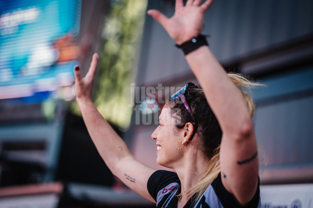 Beachvolleyball | Frauen | Allianz German Beach Tour 2025 | Tourstop Düsseldorf | 16.05.2025 | Sandra Ferger läuft ins Stadion ein