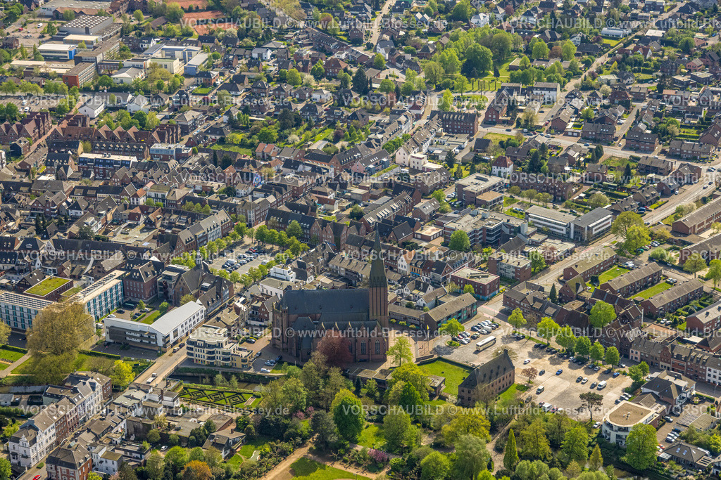 Goch240402678 | Luftbild, kath. Pfarrkirche St.-Maria-Magdalena am Stadtpark, Klosterplatz, Rathaus Goch und  Haus der Diakonie Goch, Wohnhäuser Innenstadt, Goch, Niederrhein, Nordrhein-Westfalen, Deutschland